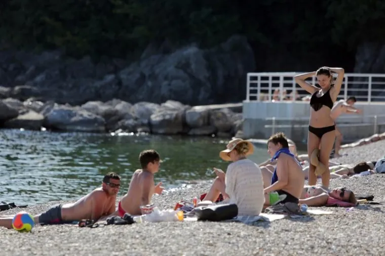 RIJEKA OKUPANA SUNCEM: Prekrasno vrijeme izmamilo građane na plaže