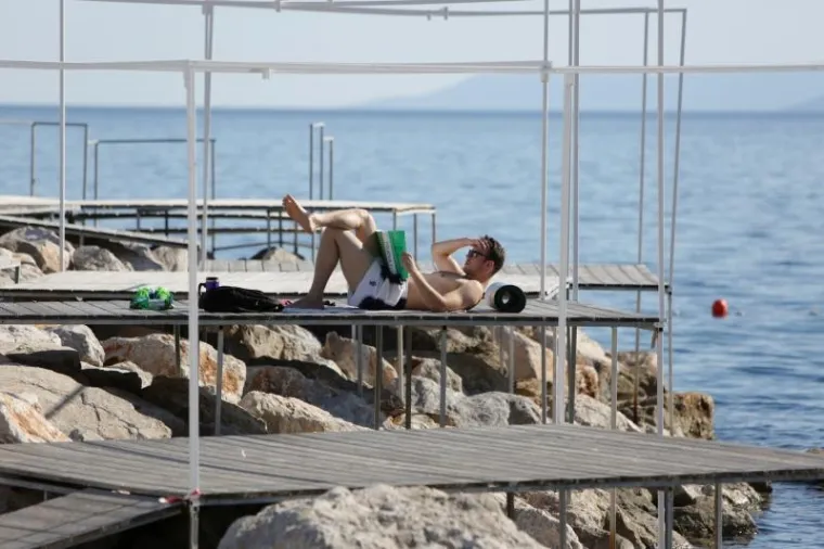 RIJEKA OKUPANA SUNCEM: Prekrasno vrijeme izmamilo građane na plaže