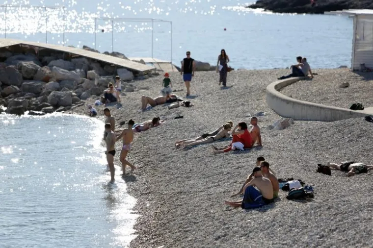 RIJEKA OKUPANA SUNCEM: Prekrasno vrijeme izmamilo građane na plaže