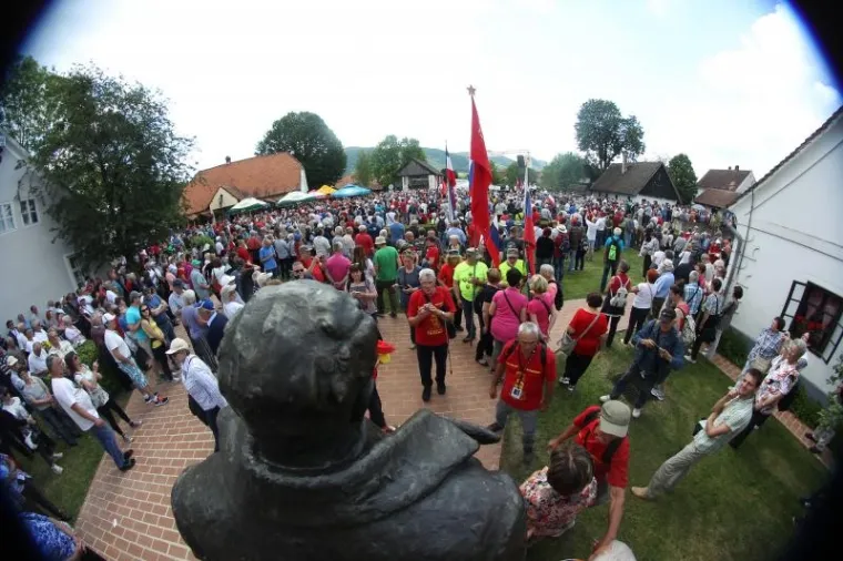 SVEČANI SKUP U POVODU DANA MLADOSTI-RADOSTI: U Kumrovcu se okupilo više od šest tisuća ljudi