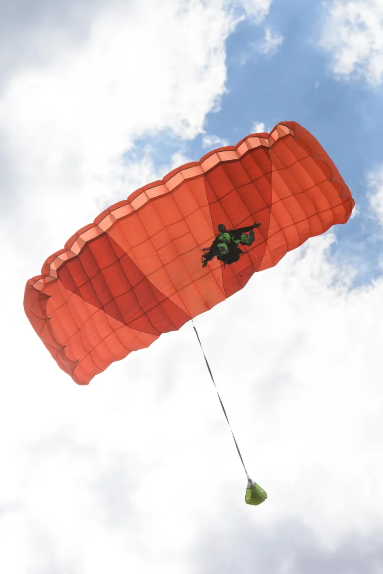 Maturanti zadarskog MIOC-a razredniku poklonili skok padobranom