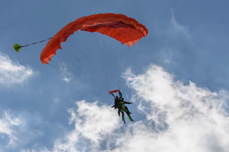 Maturanti zadarskog MIOC-a razredniku poklonili skok padobranom