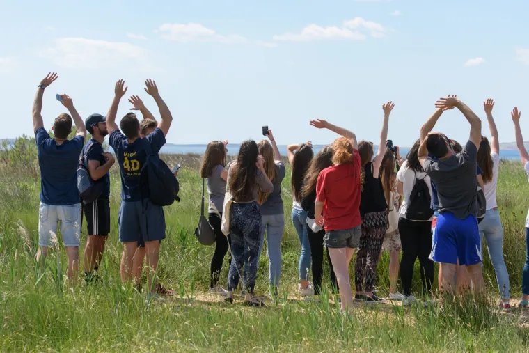 Maturanti zadarskog MIOC-a razredniku poklonili skok padobranom
