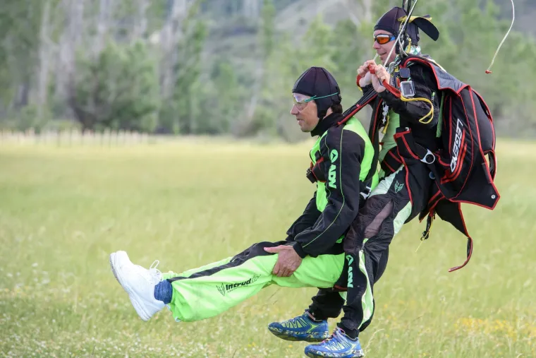 Maturanti zadarskog MIOC-a razredniku poklonili skok padobranom