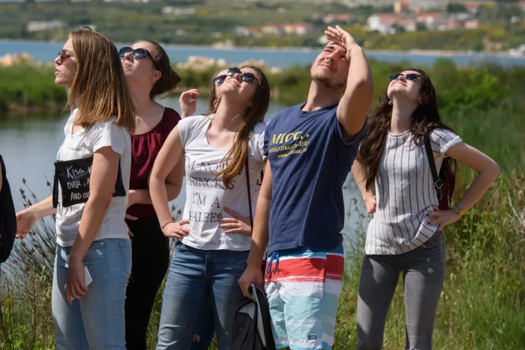 Maturanti zadarskog MIOC-a razredniku poklonili skok padobranom