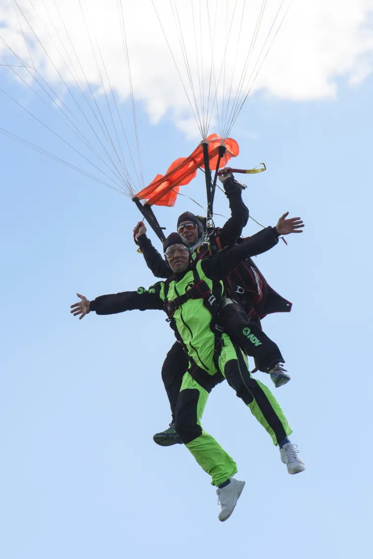 Maturanti zadarskog MIOC-a razredniku poklonili skok padobranom