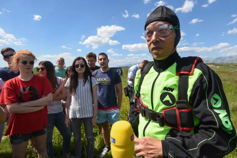 Maturanti zadarskog MIOC-a razredniku poklonili skok padobranom
