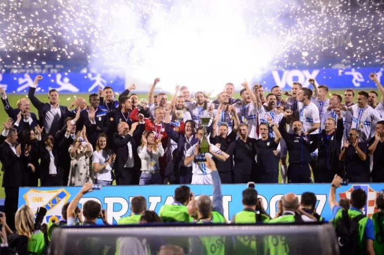 Nogometa&scaron;i Rijeke su nakon derbija protiv Dinama u posljednjem kolu HNL-a primili medalje i pehar za prvi naslov hrvatskog prvaka u klupskoj povijesti.