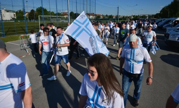Vi&scaron;e od 5000 navijača Rijeke do&scaron;lo je u Zagreb na derbi protiv Dinama kako bi sa svojom momčadi proslavili povijesni naslov prvaka.