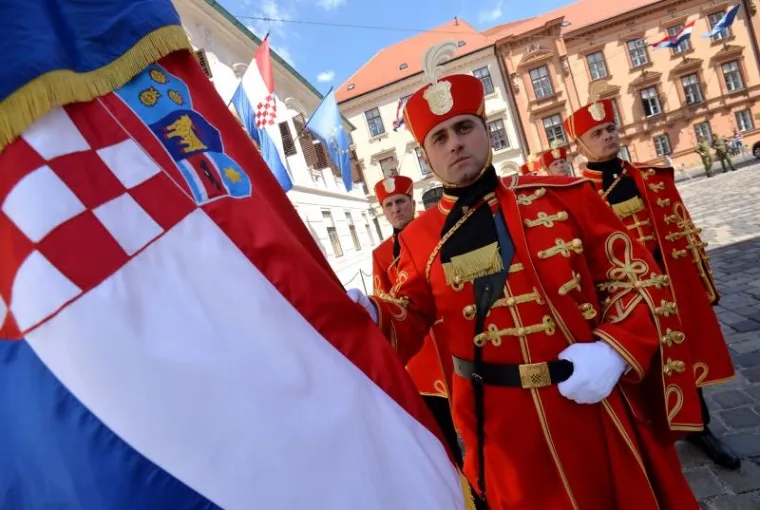 VELIKA SMJENA STRAŽE ISPRED BANSKIH DVORA: Premijer Plenković na ceremoniju doveo sina Marija