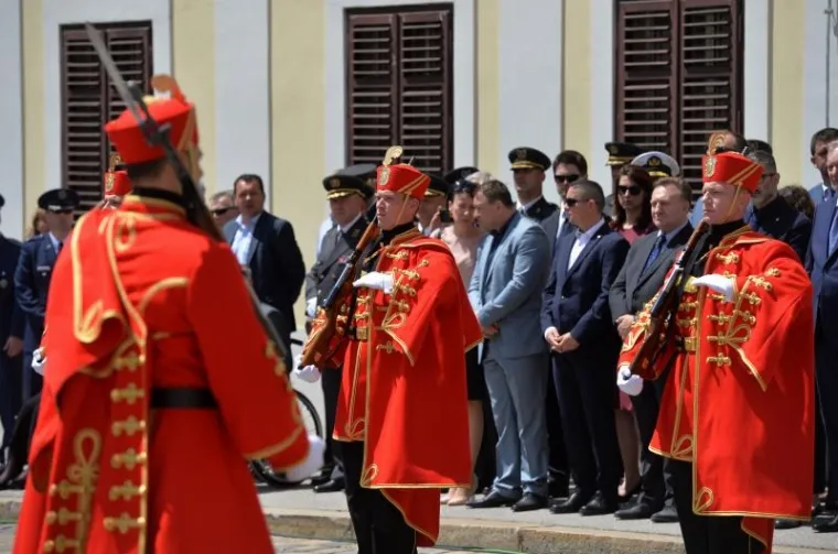 VELIKA SMJENA STRAŽE ISPRED BANSKIH DVORA: Premijer Plenković na ceremoniju doveo sina Marija