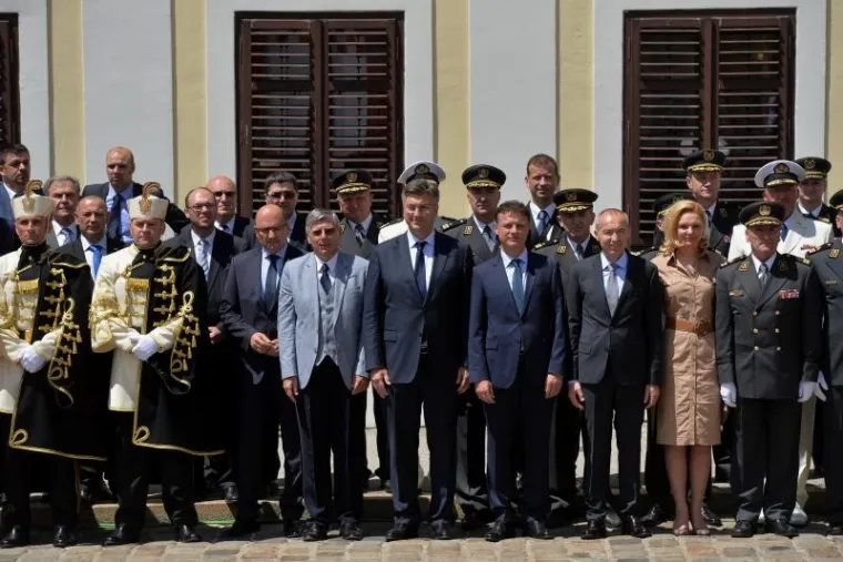 VELIKA SMJENA STRAŽE ISPRED BANSKIH DVORA: Premijer Plenković na ceremoniju doveo sina Marija