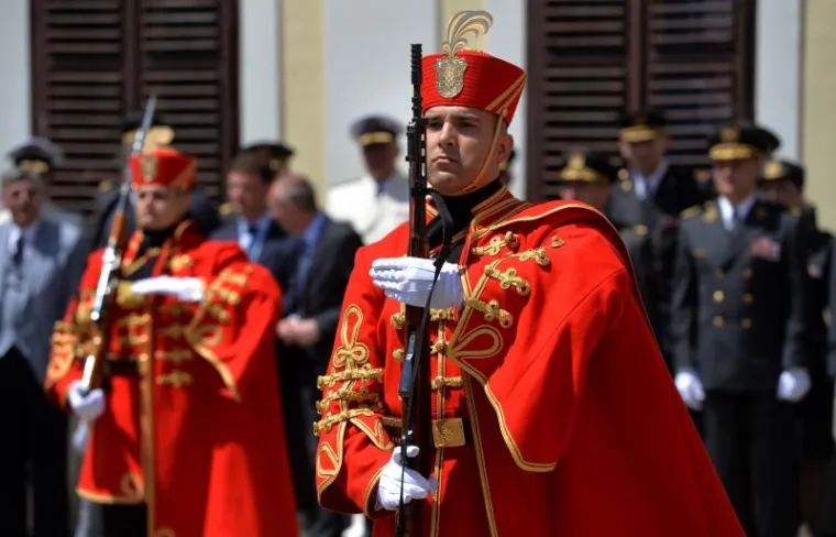 VELIKA SMJENA STRAŽE ISPRED BANSKIH DVORA: Premijer Plenković na ceremoniju doveo sina Marija