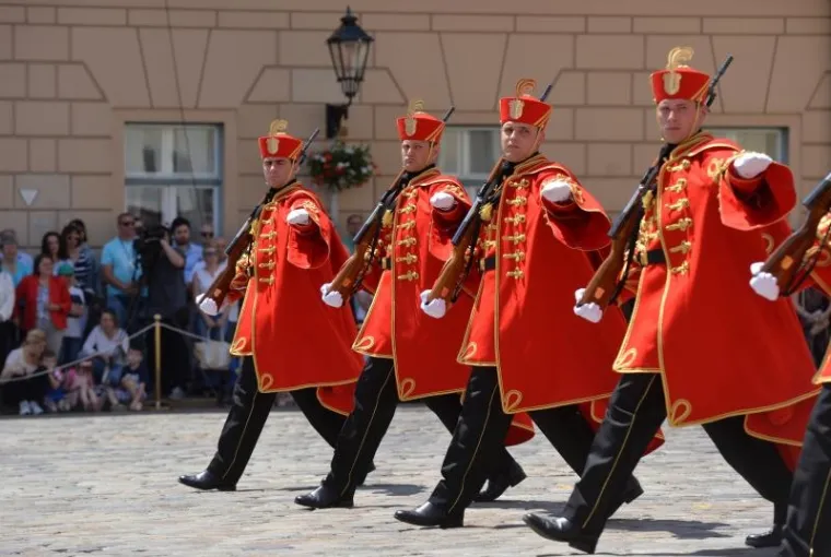 VELIKA SMJENA STRAŽE ISPRED BANSKIH DVORA: Premijer Plenković na ceremoniju doveo sina Marija