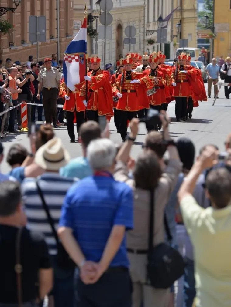 VELIKA SMJENA STRAŽE ISPRED BANSKIH DVORA: Premijer Plenković na ceremoniju doveo sina Marija