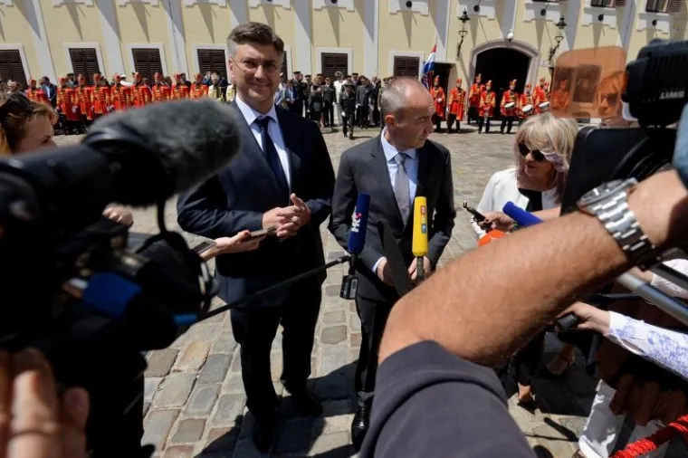 VELIKA SMJENA STRAŽE ISPRED BANSKIH DVORA: Premijer Plenković na ceremoniju doveo sina Marija