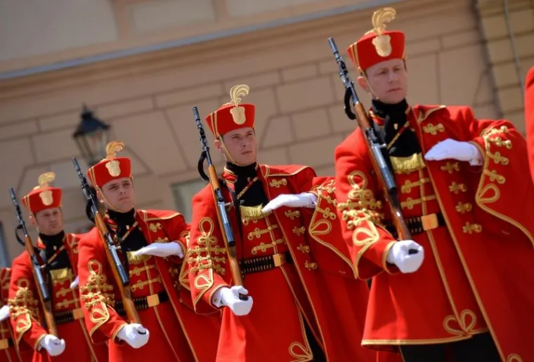 VELIKA SMJENA STRAŽE ISPRED BANSKIH DVORA: Premijer Plenković na ceremoniju doveo sina Marija