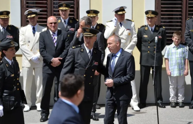 VELIKA SMJENA STRAŽE ISPRED BANSKIH DVORA: Premijer Plenković na ceremoniju doveo sina Marija