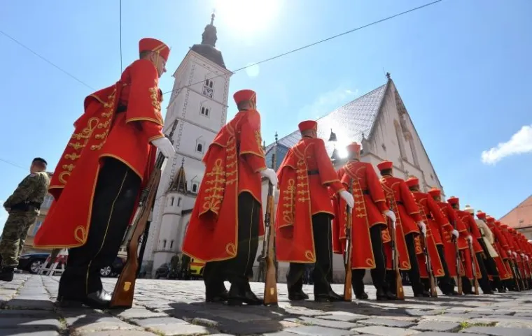 VELIKA SMJENA STRAŽE ISPRED BANSKIH DVORA: Premijer Plenković na ceremoniju doveo sina Marija