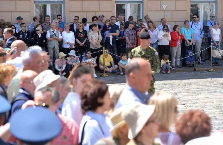 VELIKA SMJENA STRAŽE ISPRED BANSKIH DVORA: Premijer Plenković na ceremoniju doveo sina Marija