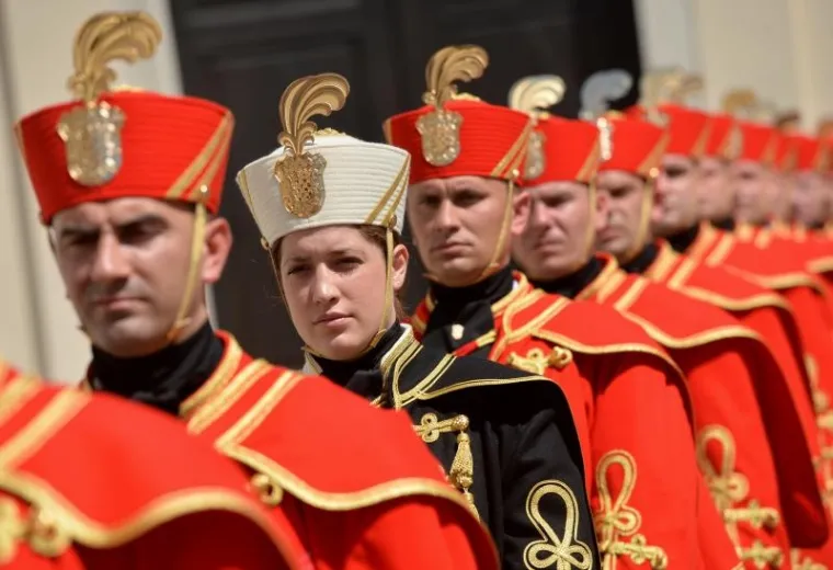 VELIKA SMJENA STRAŽE ISPRED BANSKIH DVORA: Premijer Plenković na ceremoniju doveo sina Marija