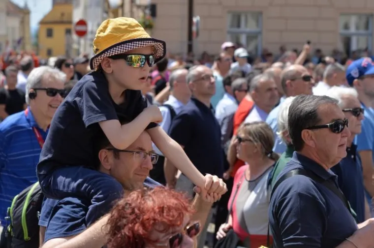 VELIKA SMJENA STRAŽE ISPRED BANSKIH DVORA: Premijer Plenković na ceremoniju doveo sina Marija