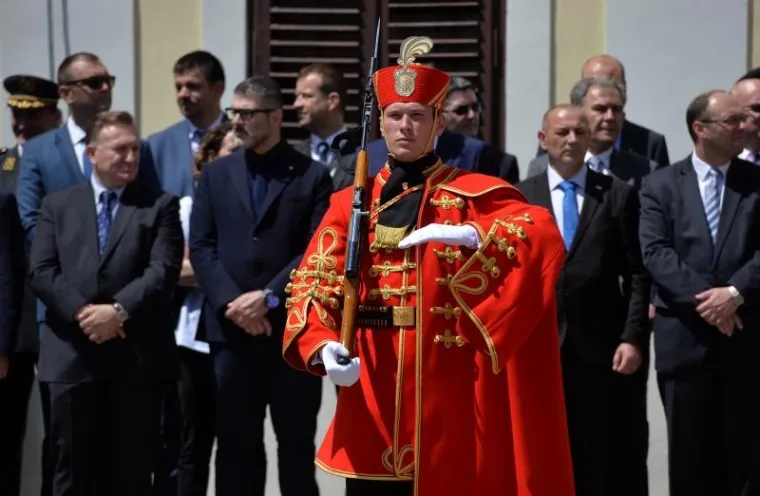 VELIKA SMJENA STRAŽE ISPRED BANSKIH DVORA: Premijer Plenković na ceremoniju doveo sina Marija