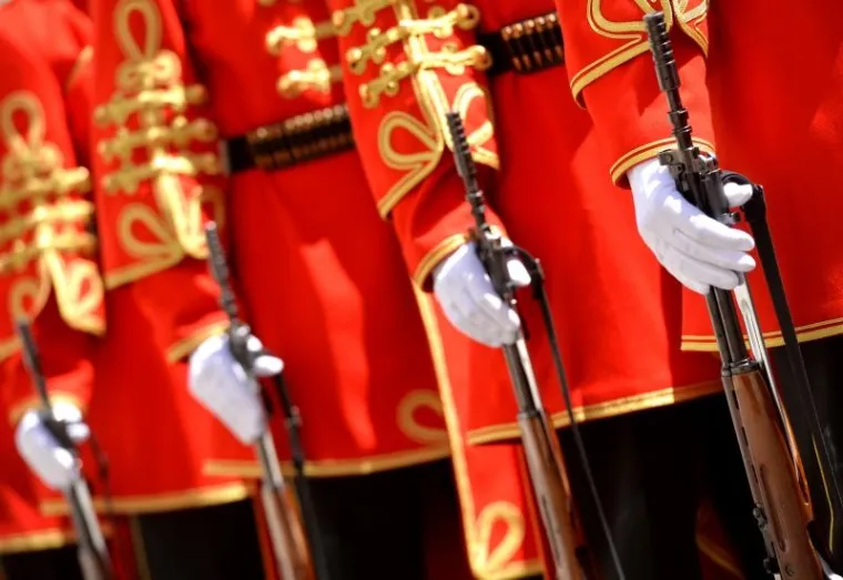 VELIKA SMJENA STRAŽE ISPRED BANSKIH DVORA: Premijer Plenković na ceremoniju doveo sina Marija