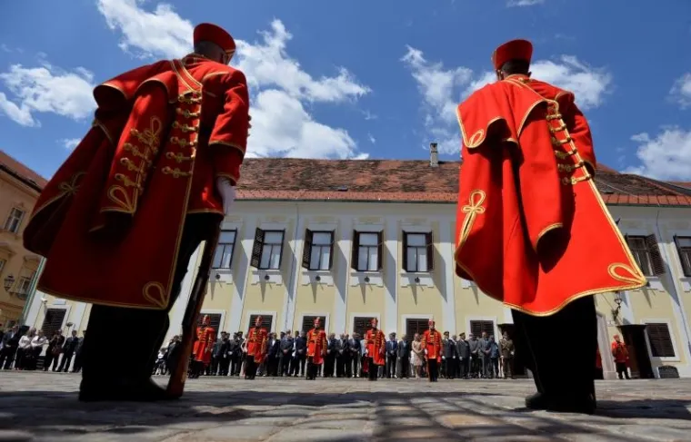 VELIKA SMJENA STRAŽE ISPRED BANSKIH DVORA: Premijer Plenković na ceremoniju doveo sina Marija