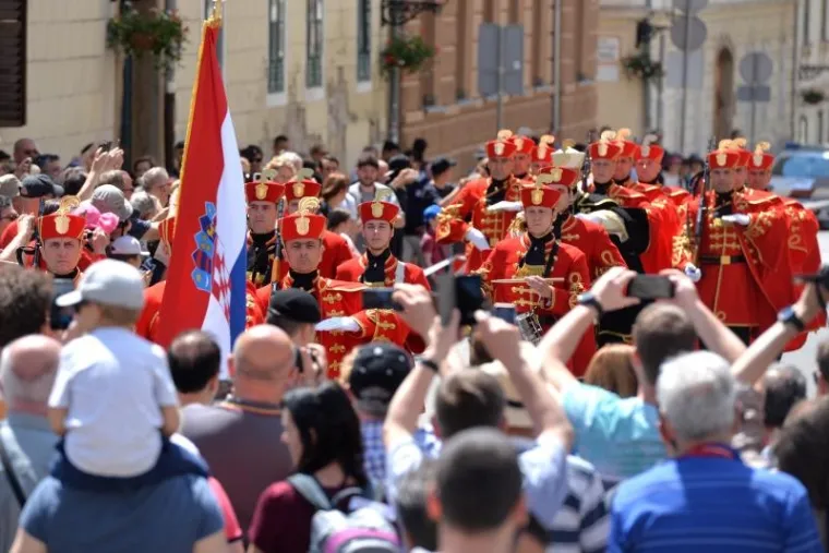 VELIKA SMJENA STRAŽE ISPRED BANSKIH DVORA: Premijer Plenković na ceremoniju doveo sina Marija