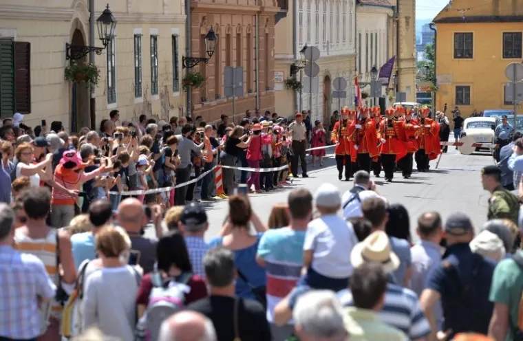 VELIKA SMJENA STRAŽE ISPRED BANSKIH DVORA: Premijer Plenković na ceremoniju doveo sina Marija