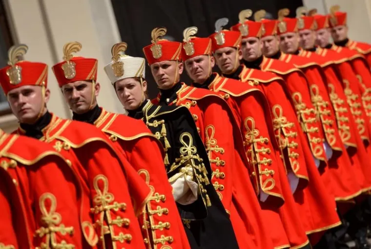 Na Markovom trgu održana je ceremonija Velike smjene Počasno za&scaron;titne bojne u sklopu obilježavanja 26. obljetnice formiranja Oružanih snaga RH, a smjeni je nazočio i premijer Andrej Plenković. Počasno za&scaron;titna bojna je postrojba Glavnog stožera OS RH zadužena za izvr&scaron;avanje protokolarnih i ceremonijalnih zadaća za potrebe državnog i vojnog vrha, a ceremonija Velike smjene straže redovito će se izvoditi na Gornjem gradu u vremenskom periodu od 27.05. do 01.10. 2017.