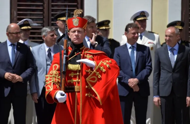 VELIKA SMJENA STRAŽE ISPRED BANSKIH DVORA: Premijer Plenković na ceremoniju doveo sina Marija