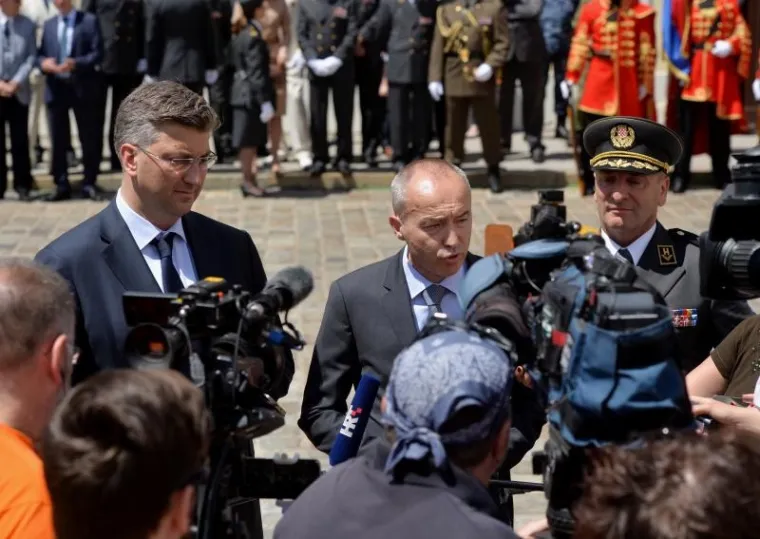 VELIKA SMJENA STRAŽE ISPRED BANSKIH DVORA: Premijer Plenković na ceremoniju doveo sina Marija