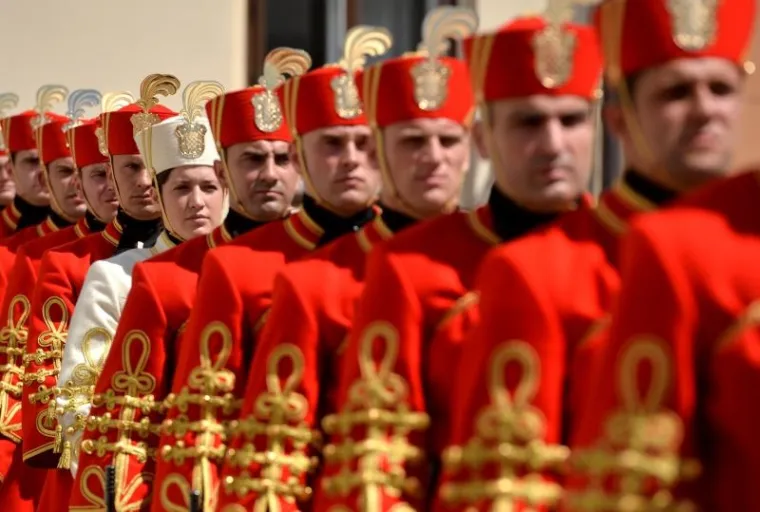 VELIKA SMJENA STRAŽE ISPRED BANSKIH DVORA: Premijer Plenković na ceremoniju doveo sina Marija