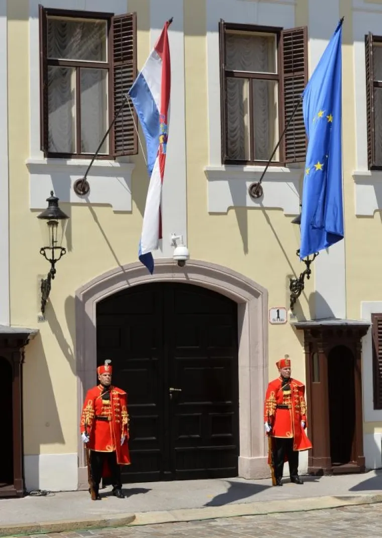 VELIKA SMJENA STRAŽE ISPRED BANSKIH DVORA: Premijer Plenković na ceremoniju doveo sina Marija