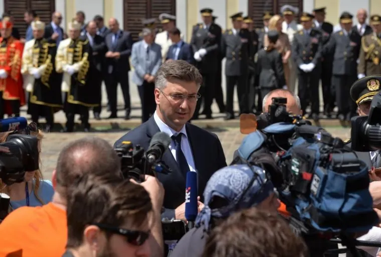 VELIKA SMJENA STRAŽE ISPRED BANSKIH DVORA: Premijer Plenković na ceremoniju doveo sina Marija