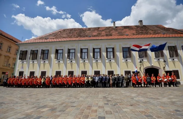 VELIKA SMJENA STRAŽE ISPRED BANSKIH DVORA: Premijer Plenković na ceremoniju doveo sina Marija