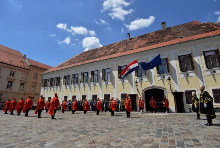 VELIKA SMJENA STRAŽE ISPRED BANSKIH DVORA: Premijer Plenković na ceremoniju doveo sina Marija