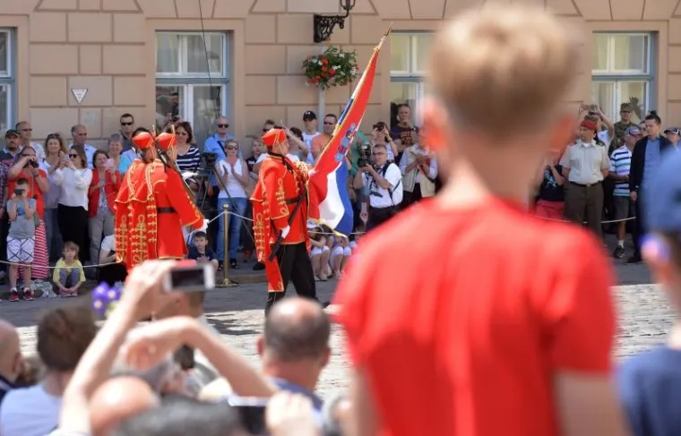 VELIKA SMJENA STRAŽE ISPRED BANSKIH DVORA: Premijer Plenković na ceremoniju doveo sina Marija