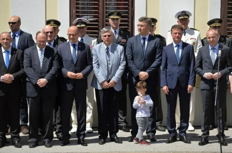 VELIKA SMJENA STRAŽE ISPRED BANSKIH DVORA: Premijer Plenković na ceremoniju doveo sina Marija