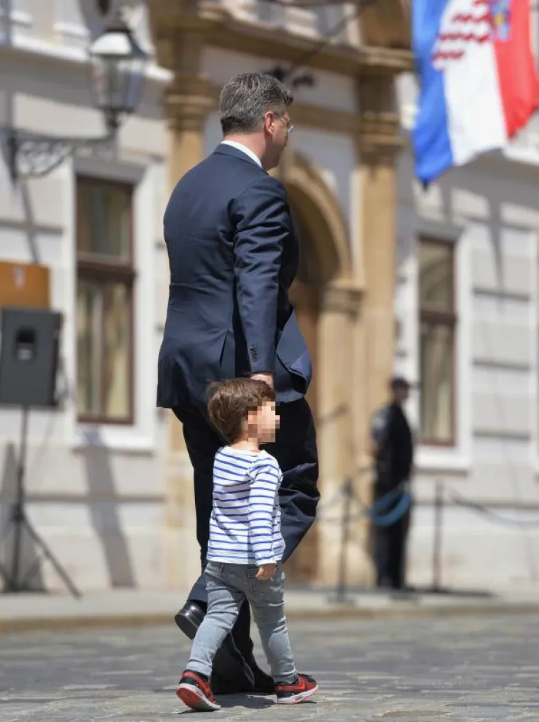 VELIKA SMJENA STRAŽE ISPRED BANSKIH DVORA: Premijer Plenković na ceremoniju doveo sina Marija