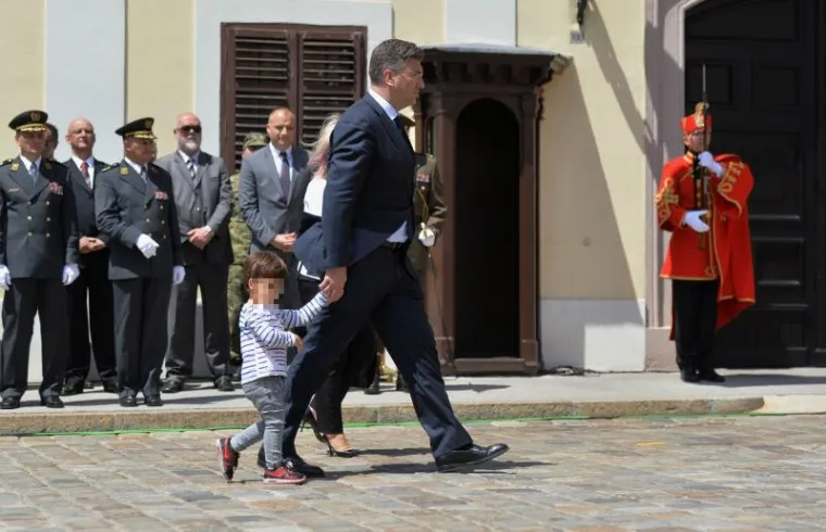 VELIKA SMJENA STRAŽE ISPRED BANSKIH DVORA: Premijer Plenković na ceremoniju doveo sina Marija