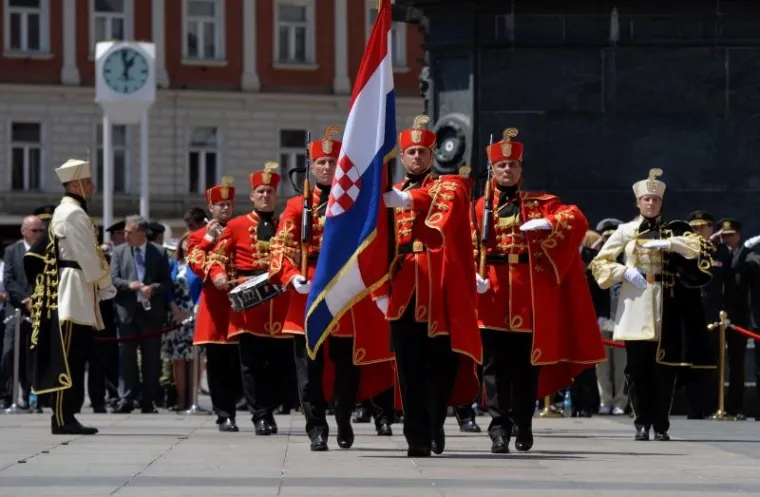 SPEKTAKL NA TRGU: Počasno zaštitna bojna Hrvatske vojske održala ceremoniju Velike smjene straže