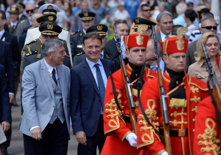 SPEKTAKL NA TRGU: Počasno zaštitna bojna Hrvatske vojske održala ceremoniju Velike smjene straže