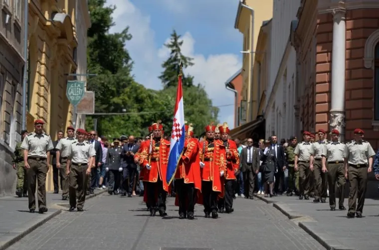 SPEKTAKL NA TRGU: Počasno zaštitna bojna Hrvatske vojske održala ceremoniju Velike smjene straže