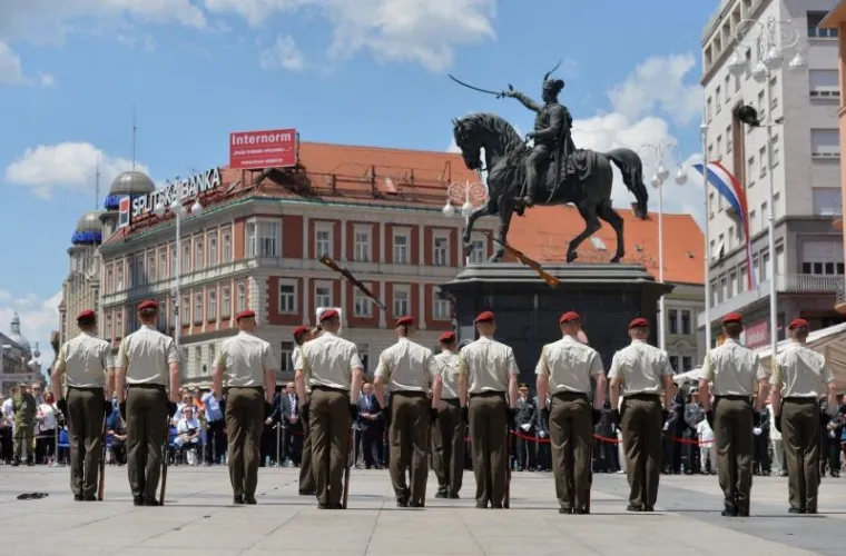 SPEKTAKL NA TRGU: Počasno zaštitna bojna Hrvatske vojske održala ceremoniju Velike smjene straže