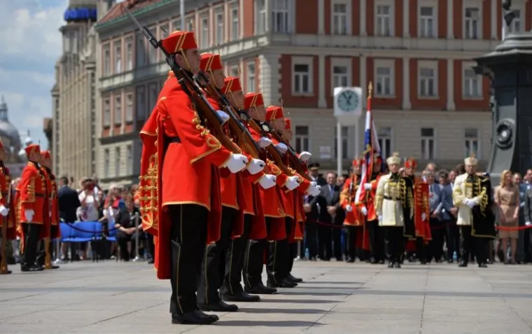 SPEKTAKL NA TRGU: Počasno zaštitna bojna Hrvatske vojske održala ceremoniju Velike smjene straže