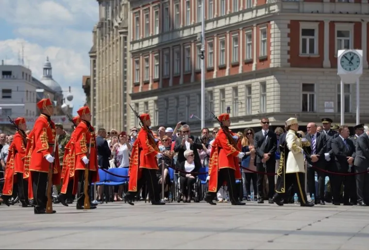 SPEKTAKL NA TRGU: Počasno za&scaron;titna bojna Hrvatske vojske održala ceremoniju Velike smjene straže