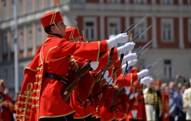 SPEKTAKL NA TRGU: Počasno za&scaron;titna bojna Hrvatske vojske održala ceremoniju Velike smjene straže